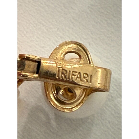 Vintage Crown Trifari Designer Stamped White Clip On Earrings - Picture 4 of 5